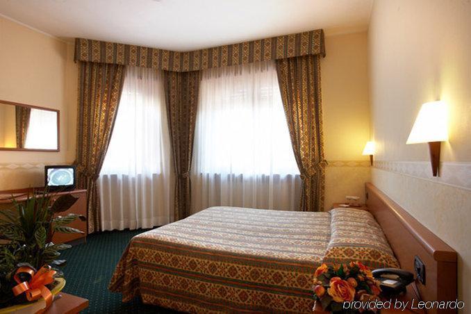 Hotel Dropiluc Druento Zimmer foto